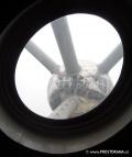 Atomium, pogled skozi lino