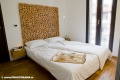Masivna lesena postelja z vzglavjem iz debelc